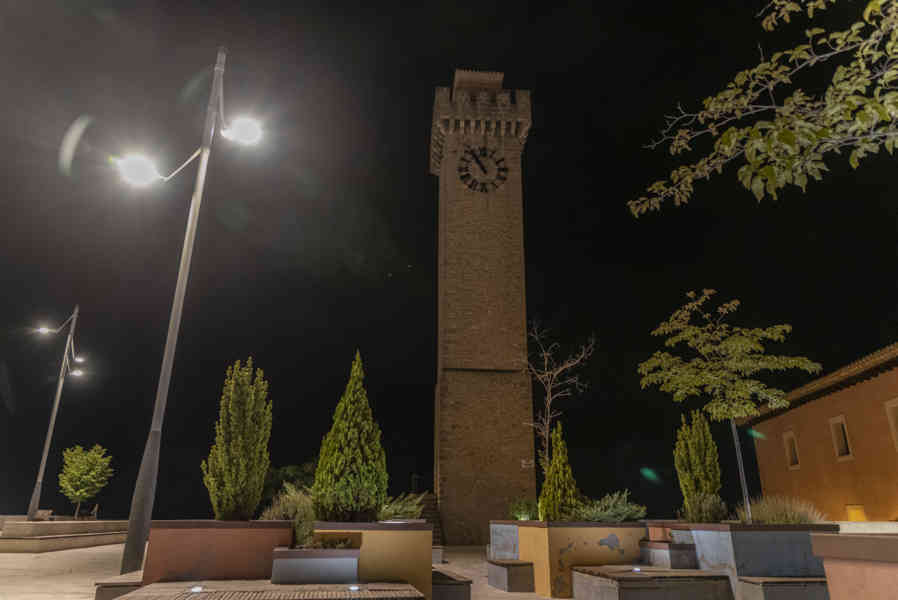 Cuenca 059 - plaza y torre Mangana.jpg